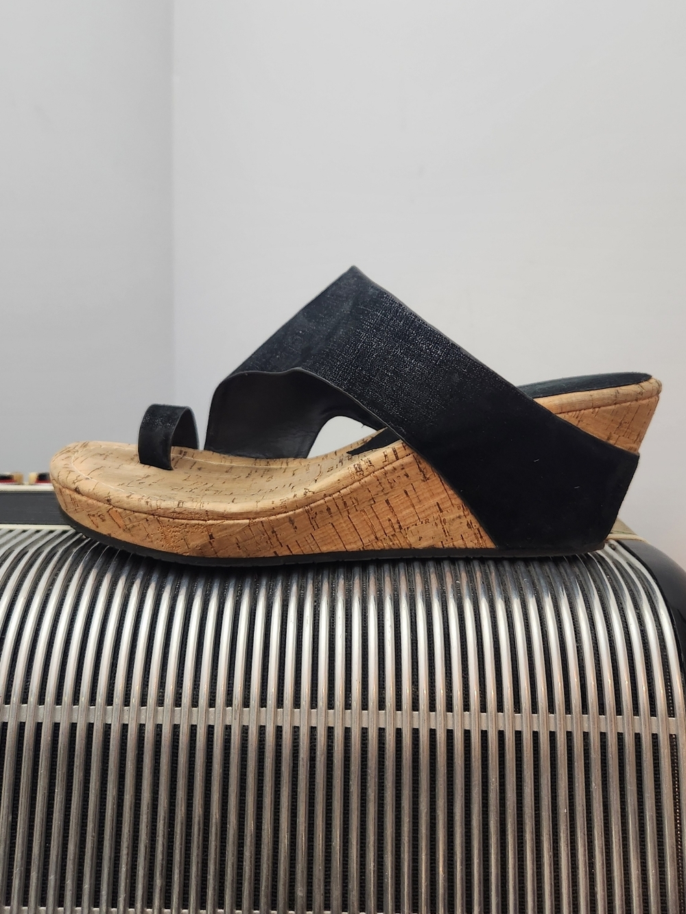 DONALD J. PLINER BLACK METALLIC LEATHER CORK WEDGE SANDALS SIZE 8.5